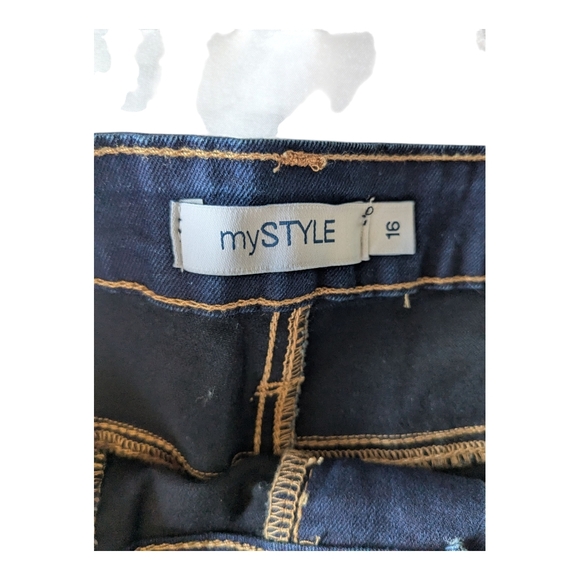 Dark Blue Denim Shorts. Size 16. - Picture 7 of 8